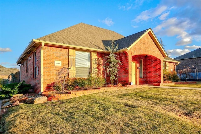 view of front of home featuring a front lawn