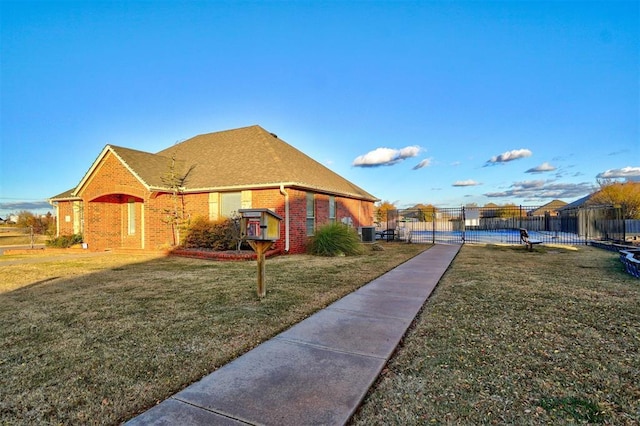 view of front of house featuring a front lawn