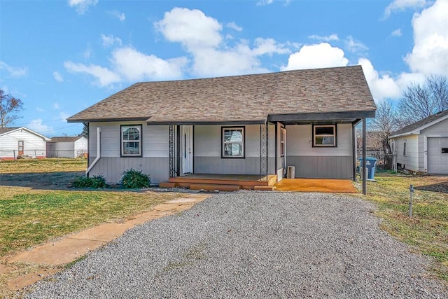 view of front of property featuring a porch and a front yard