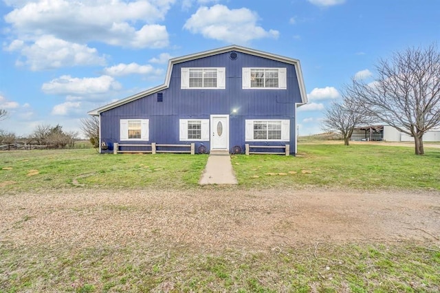 view of front of property featuring a front lawn