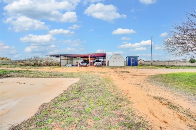 view of front of home featuring an outdoor structure