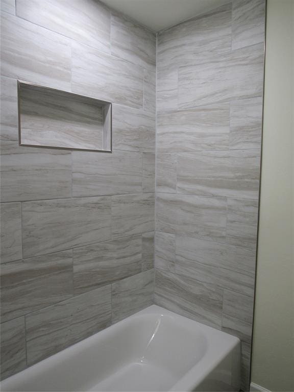 bathroom with tiled shower / bath