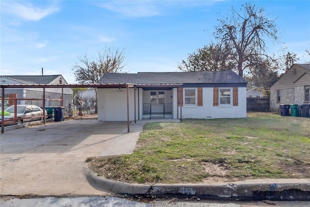 view of front of property featuring a carport and a front yard