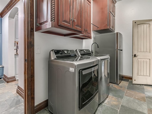 laundry room with cabinets and independent washer and dryer