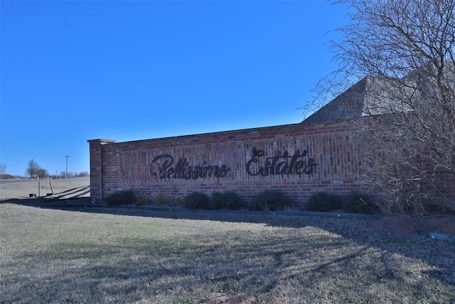 community sign with a lawn