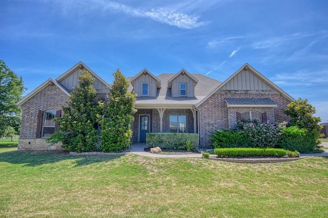 view of front facade with a front yard