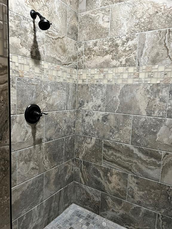 bathroom featuring tiled shower