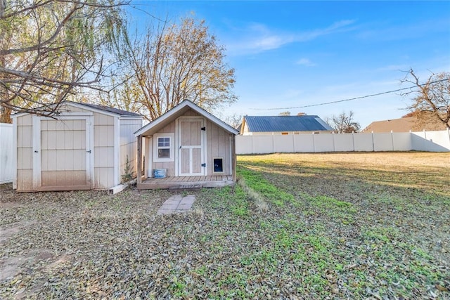 view of yard featuring a storage unit