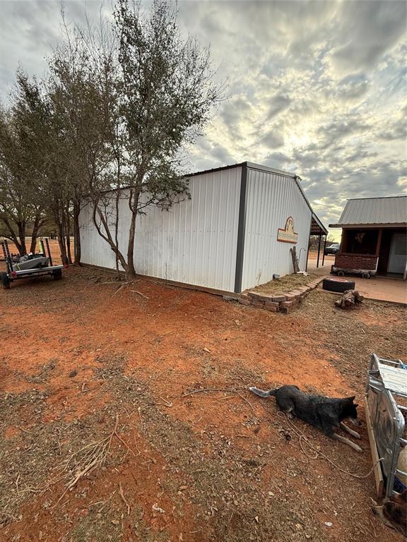 view of yard with an outbuilding