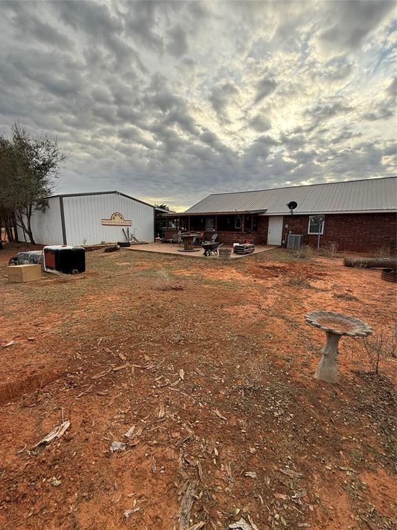 view of yard featuring an outdoor structure