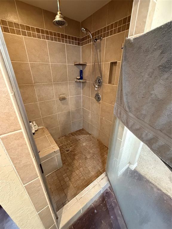 bathroom featuring a tile shower