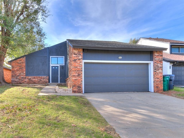 view of front facade featuring a garage and a front lawn