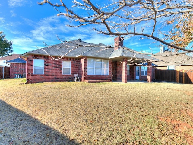 view of front of house featuring a front yard