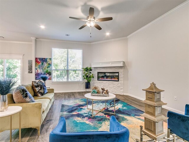 living room featuring hardwood / wood-style floors, ceiling fan, and crown molding