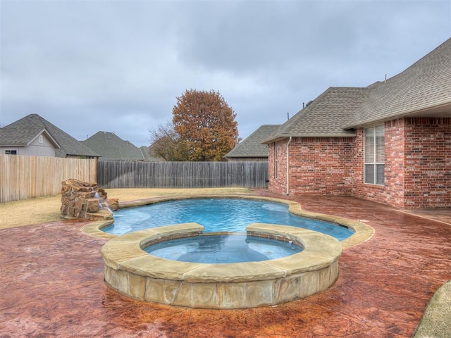 view of pool with an in ground hot tub