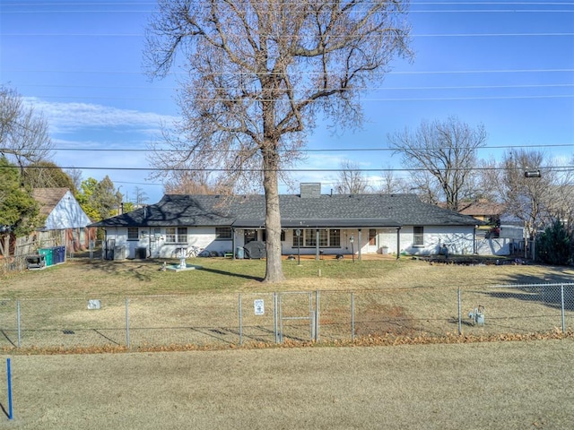 ranch-style house featuring a front yard