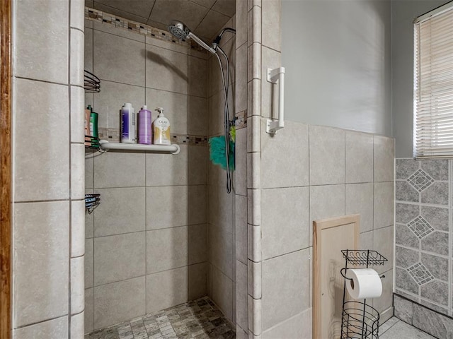 bathroom featuring a tile shower