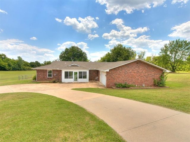 ranch-style home featuring a front lawn