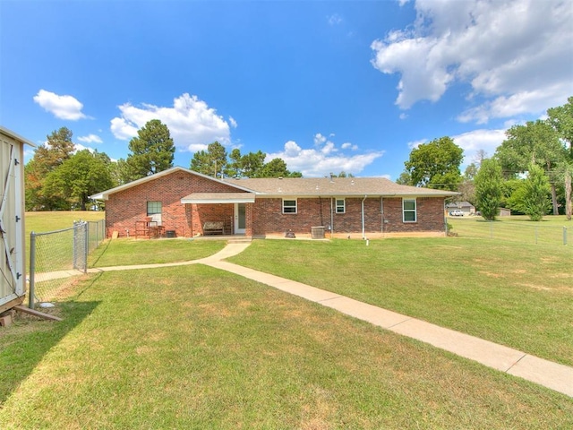 view of front of property featuring a front yard