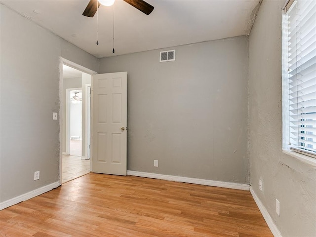 empty room featuring light hardwood / wood-style floors and ceiling fan