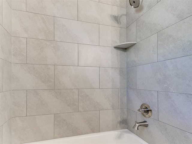 bathroom featuring tiled shower / bath combo