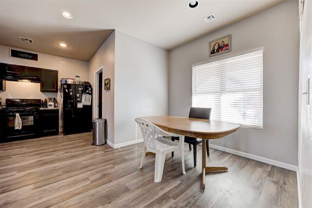 dining room with light wood-style floors, recessed lighting, visible vents, and baseboards