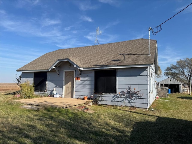 view of front of property with a front lawn