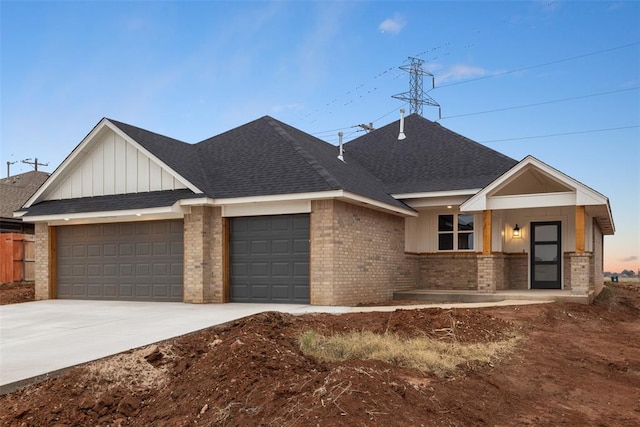 view of front facade featuring a garage