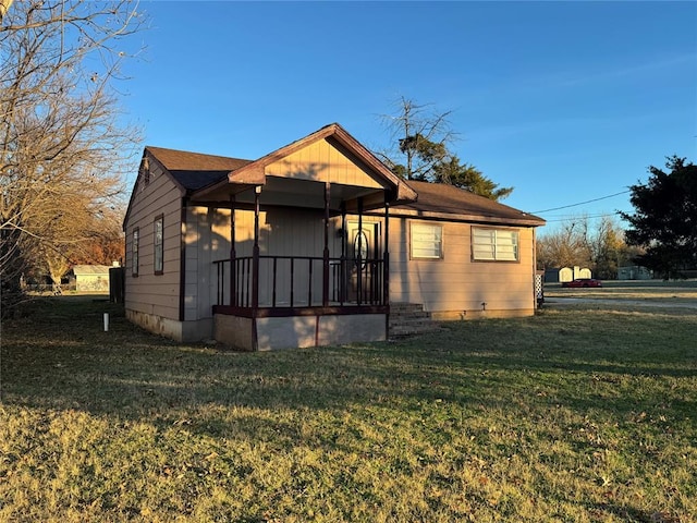 view of front of home featuring a front lawn