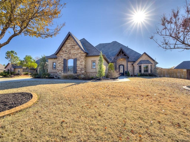 view of front facade with a front yard