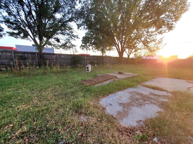 view of yard at dusk