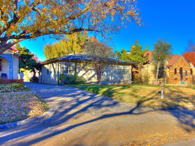 view of front facade featuring a front lawn