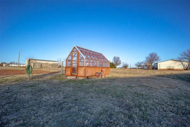 view of yard with an outdoor structure