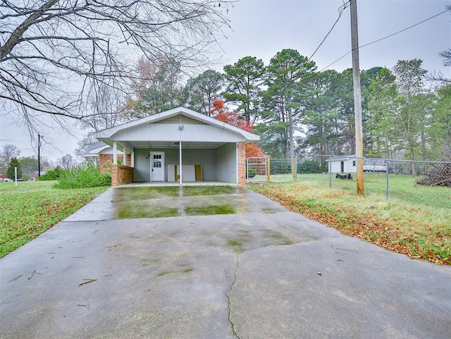 view of front of home with a carport and a front lawn