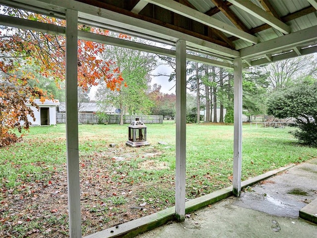 view of yard featuring a storage unit