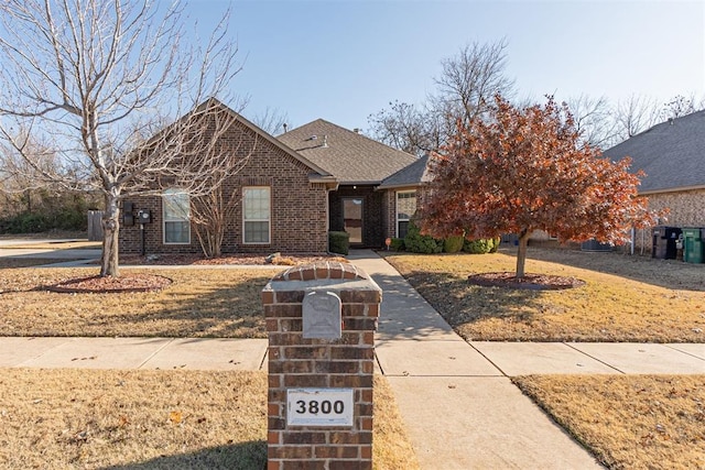 single story home with a front lawn