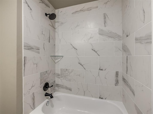 bathroom with tiled shower / bath