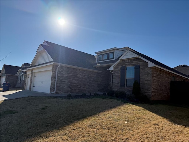 view of front facade featuring a front yard and a garage