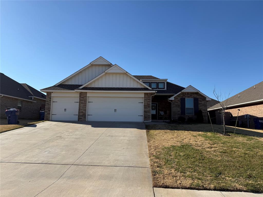 view of front of house featuring a garage and a front yard