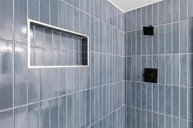 bathroom featuring tiled shower