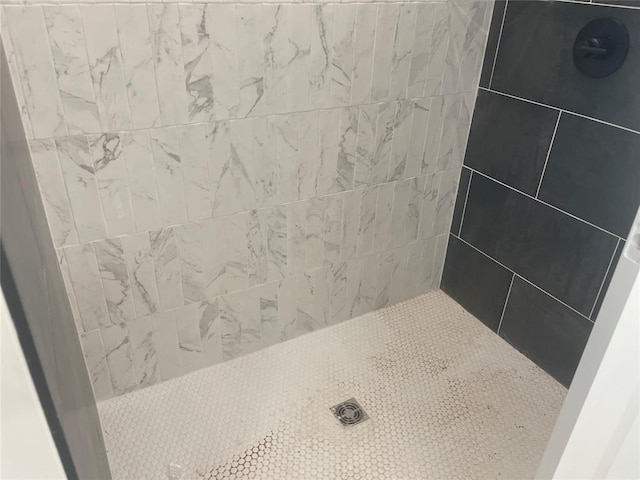 bathroom featuring a tile shower