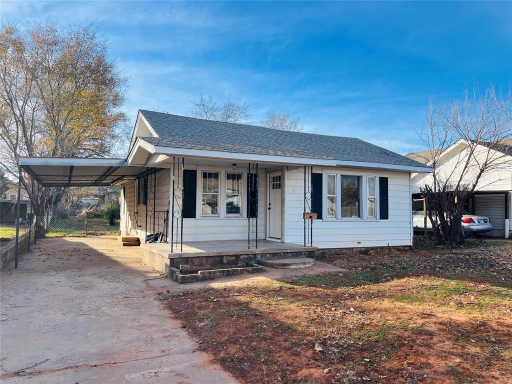 view of front of house featuring a porch and a carport