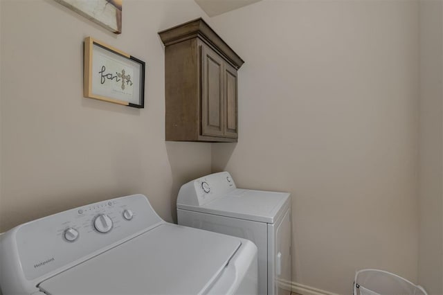 washroom featuring cabinets and washing machine and dryer