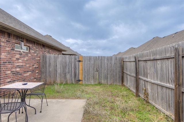 view of yard featuring a patio