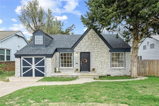 view of front facade with a front yard