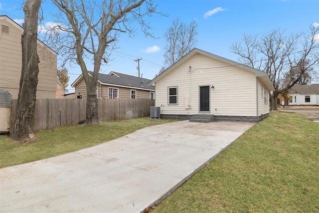 view of front of house featuring central AC unit and a front lawn