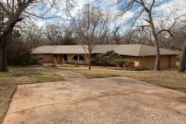 ranch-style house featuring a front lawn