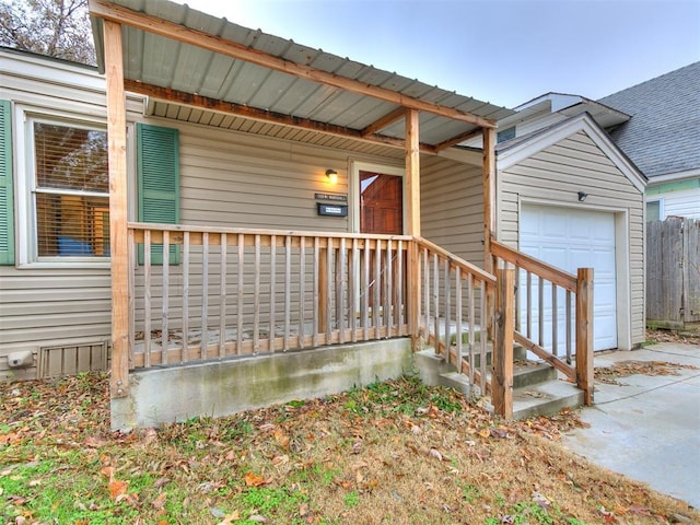 entrance to property featuring covered porch