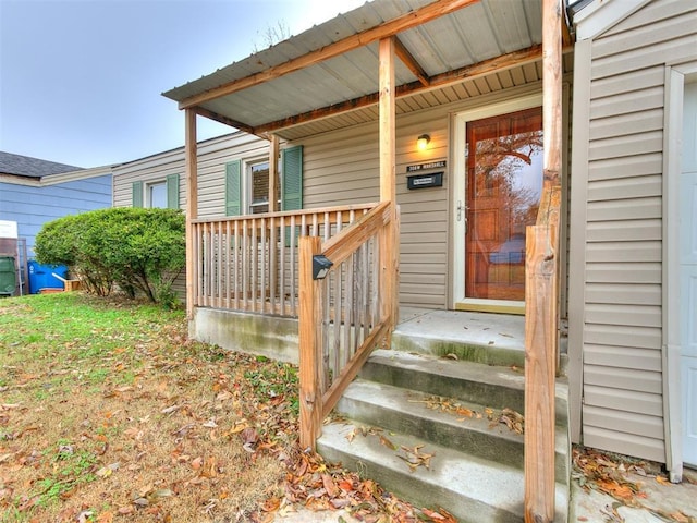 entrance to property featuring covered porch