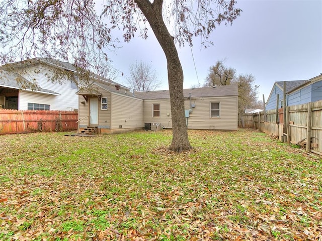 back of house featuring a lawn